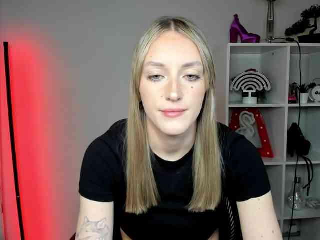 EvelynBlond26 webcam