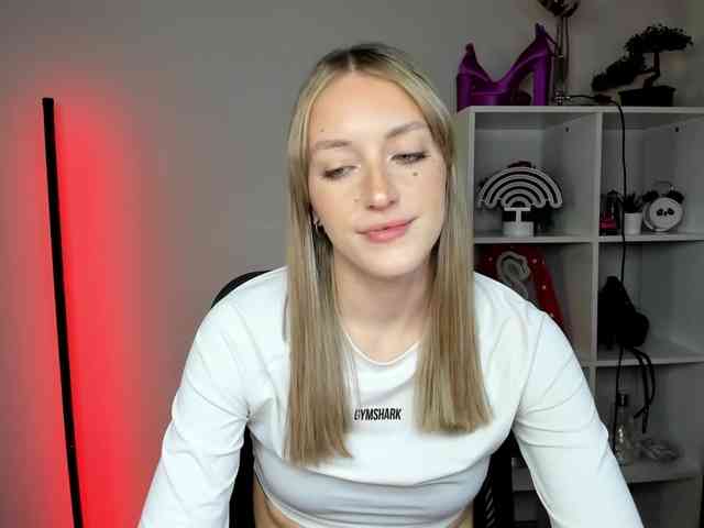 EvelynBlond26 webcam