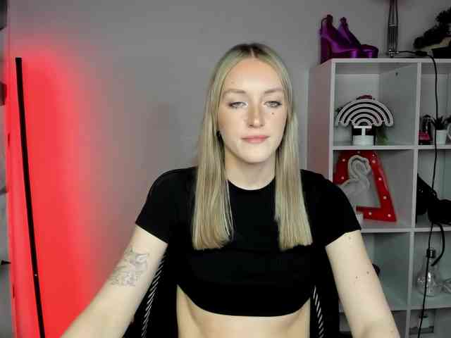 EvelynBlond26 webcam