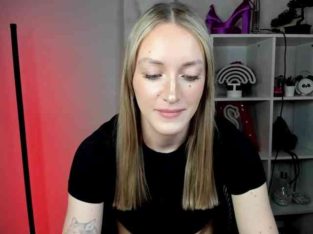 EvelynBlond26 webcam