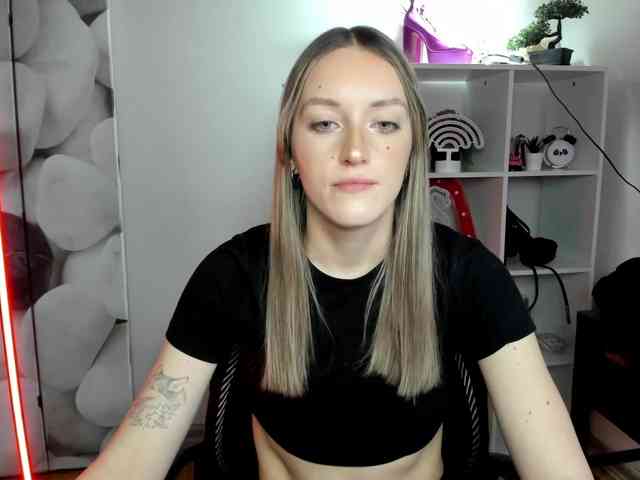 EvelynBlond26 webcam