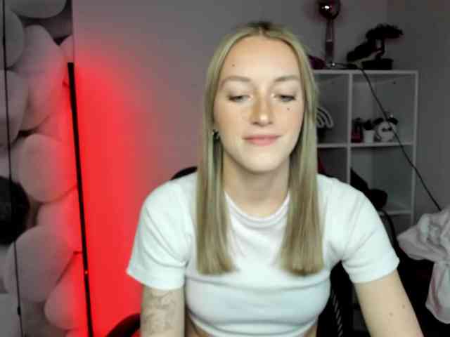 EvelynBlond26 webcam