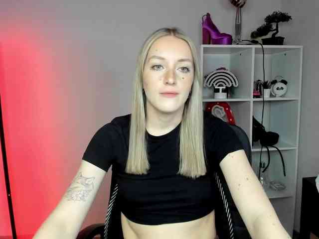 EvelynBlond26 webcam
