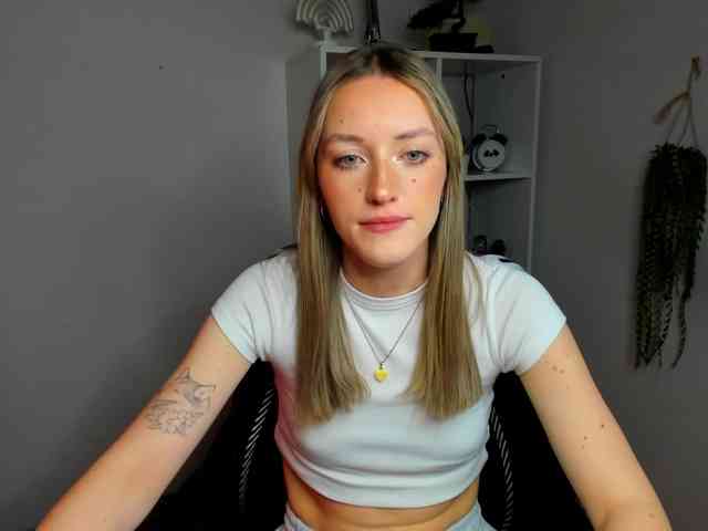 EvelynBlond26 webcam
