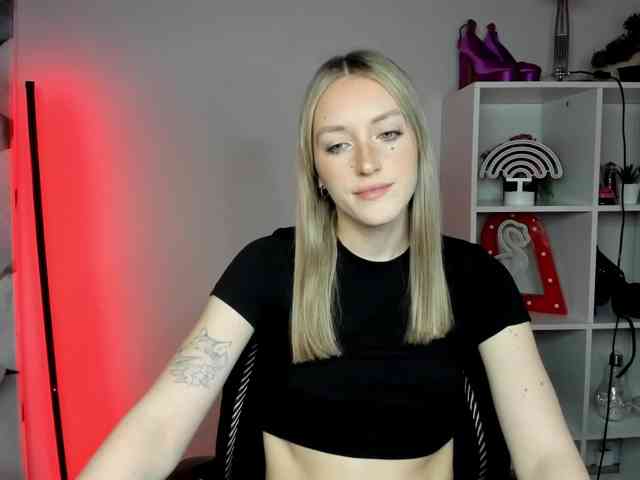 EvelynBlond26 webcam