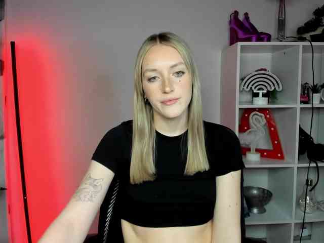 EvelynBlond26 webcam