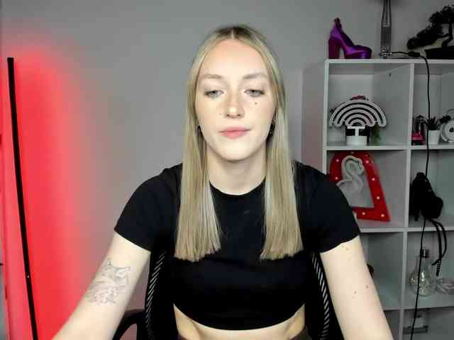 EvelynBlond26 webcam