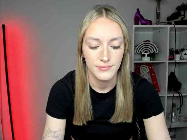 EvelynBlond26 webcam