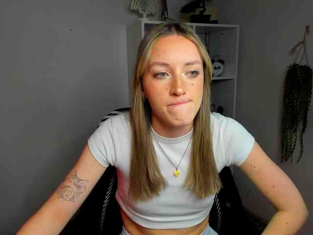 EvelynBlond26 webcam