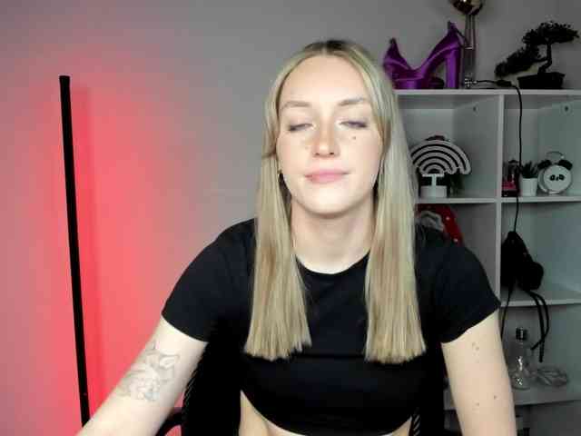 EvelynBlond26 webcam