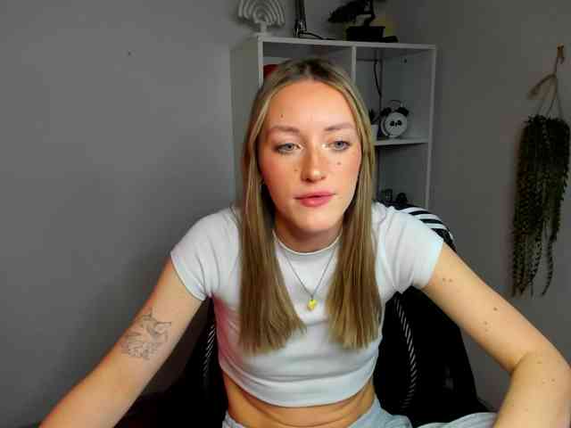 EvelynBlond26 webcam