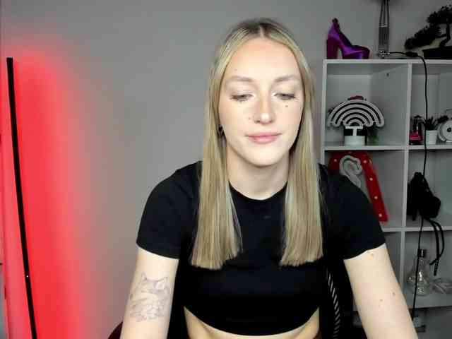 EvelynBlond26 webcam