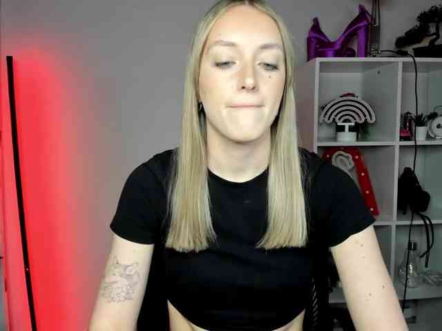 EvelynBlond26 webcam