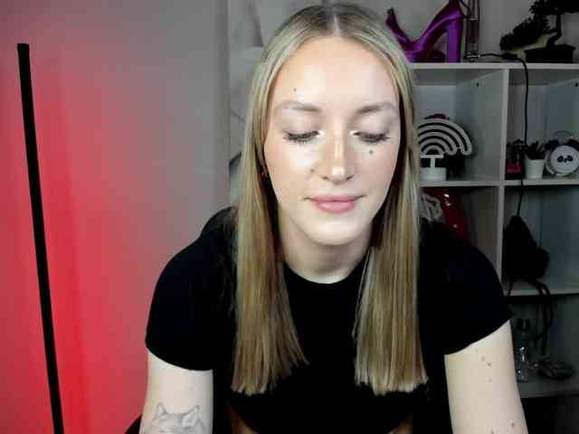 EvelynBlond26 webcam