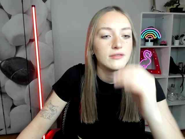 EvelynBlond26 webcam