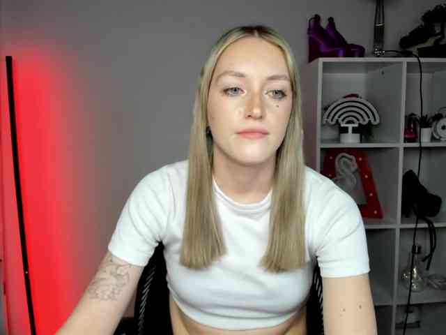 EvelynBlond26 webcam