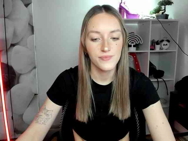 EvelynBlond26 webcam