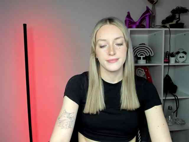 EvelynBlond26 webcam