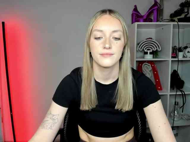 EvelynBlond26 webcam
