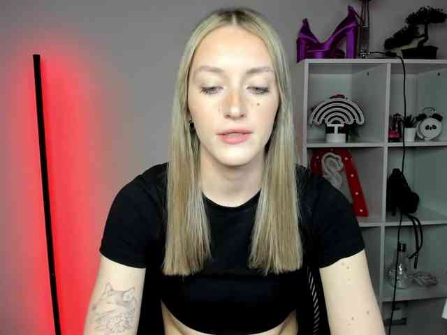 EvelynBlond26 webcam