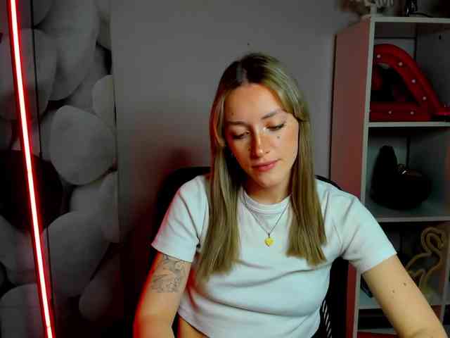EvelynBlond26 webcam