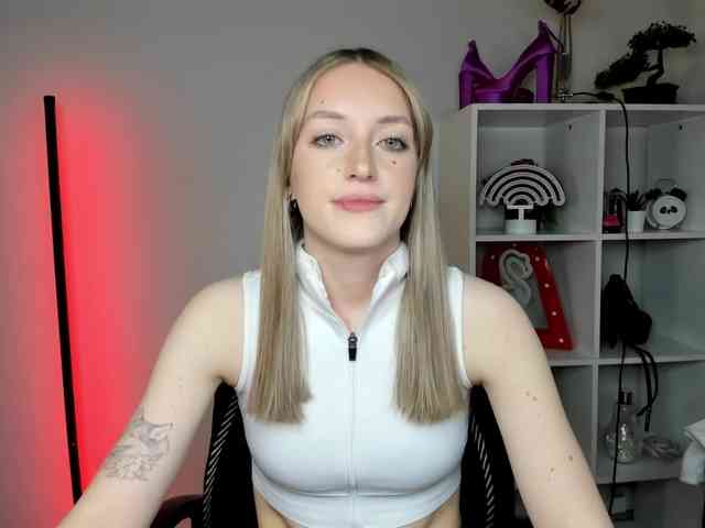 EvelynBlond26 webcam
