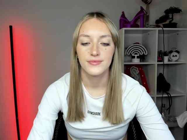 EvelynBlond26 webcam