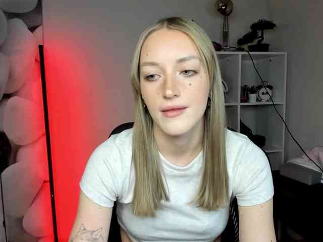 EvelynBlond26 webcam