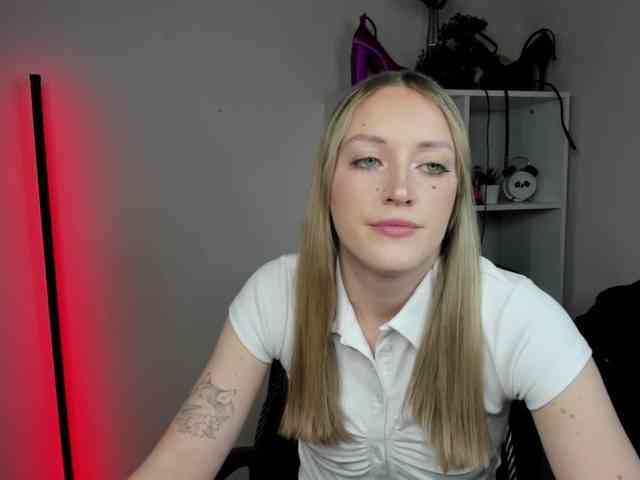 EvelynBlond26 webcam