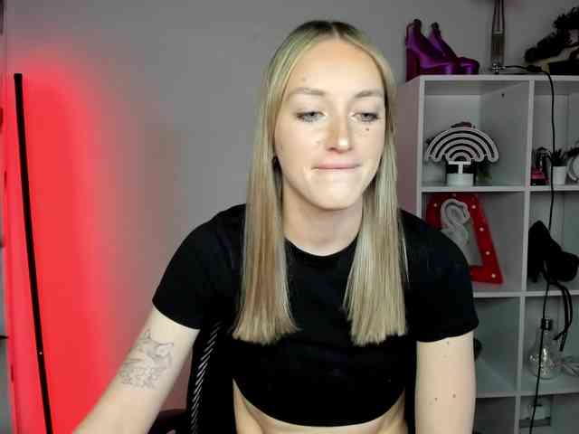EvelynBlond26 webcam