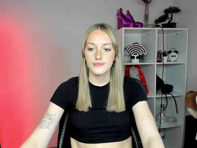 EvelynBlond26 webcam