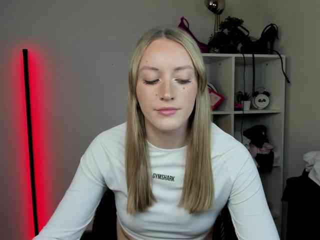 EvelynBlond26 webcam