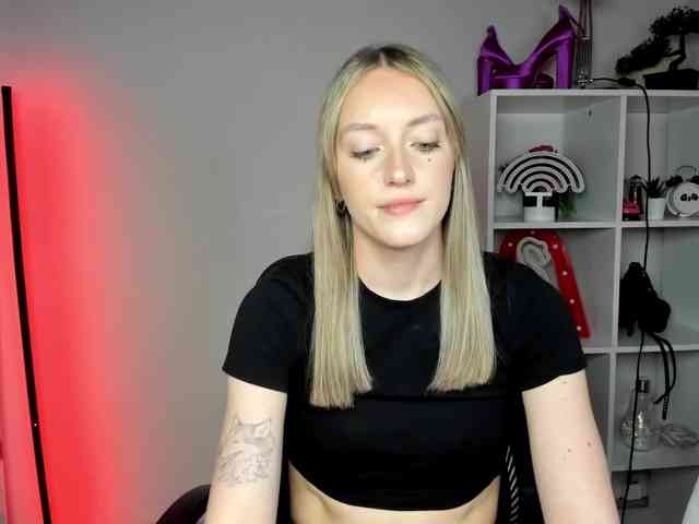 EvelynBlond26 webcam