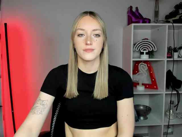 EvelynBlond26 webcam