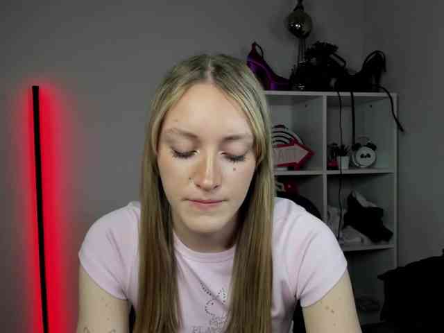 EvelynBlond26 webcam