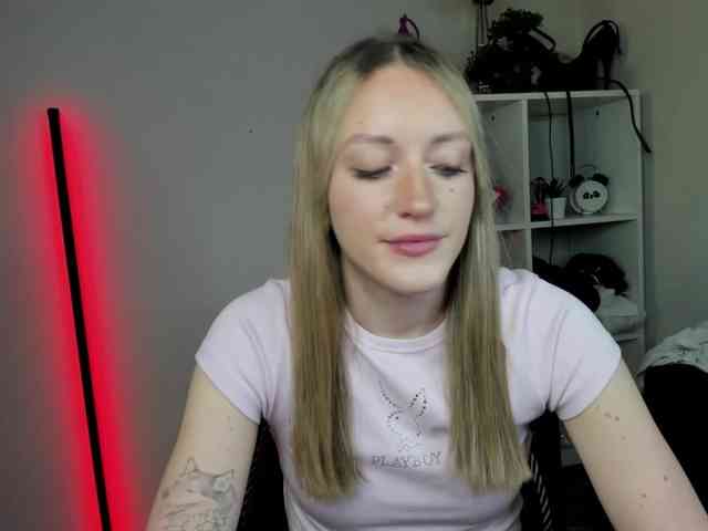 EvelynBlond26 webcam