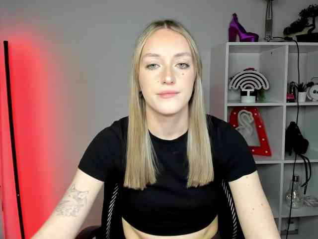 EvelynBlond26 webcam