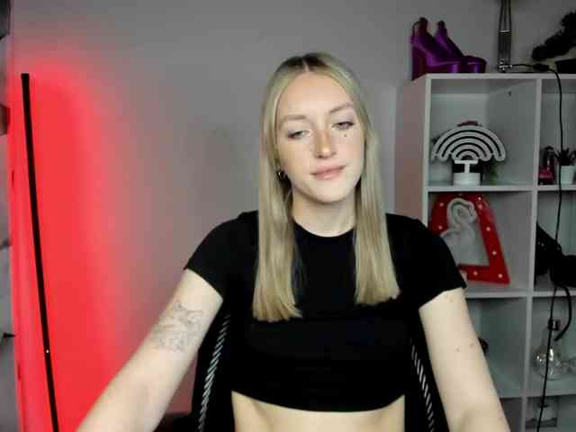 EvelynBlond26 webcam