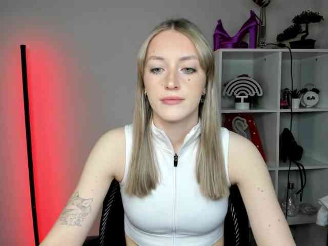 EvelynBlond26 webcam
