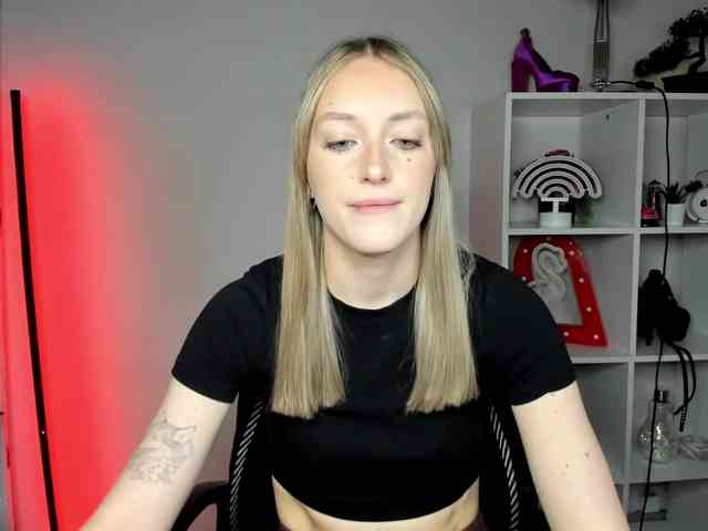 EvelynBlond26 webcam