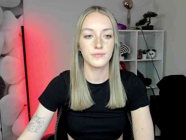 EvelynBlond26 webcam
