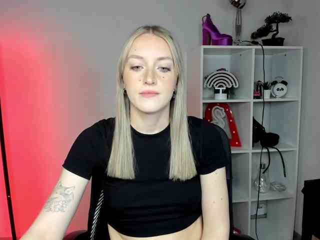 EvelynBlond26 webcam