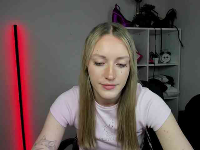 EvelynBlond26 webcam