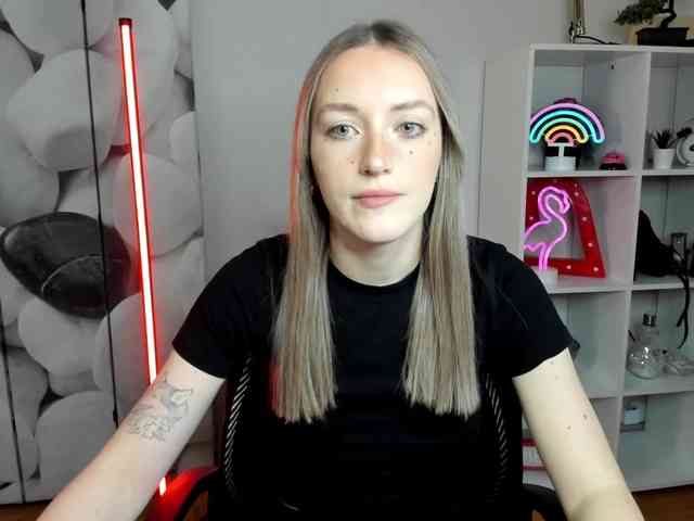 EvelynBlond26 webcam