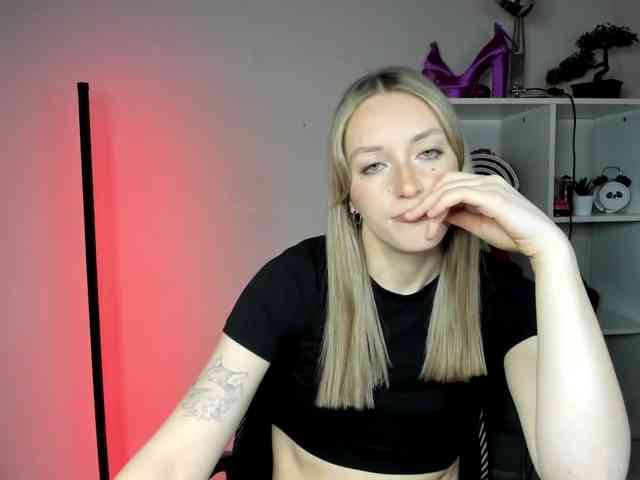 EvelynBlond26 webcam
