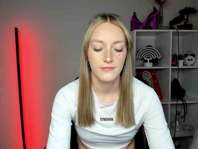EvelynBlond26 webcam
