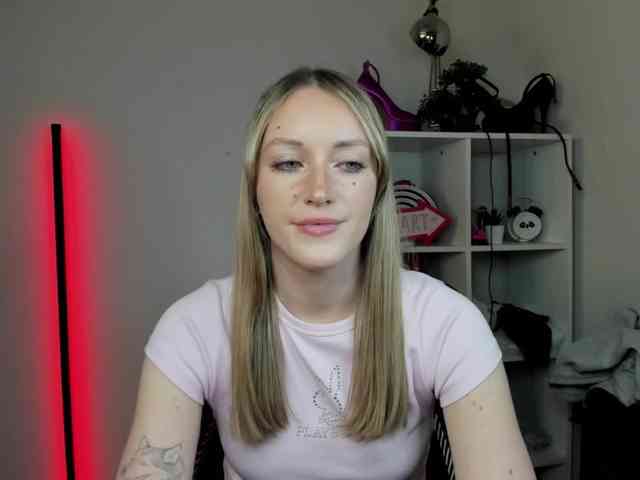 EvelynBlond26 webcam