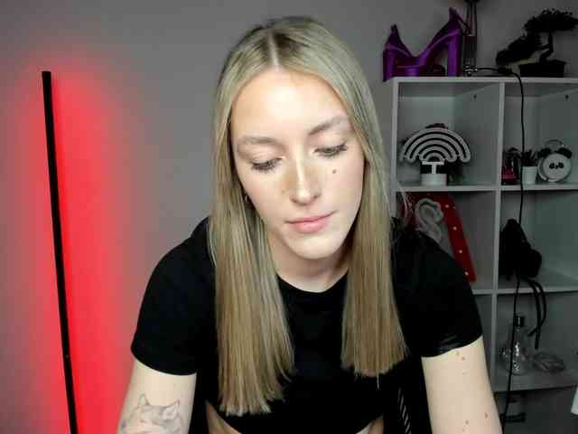 EvelynBlond26 webcam