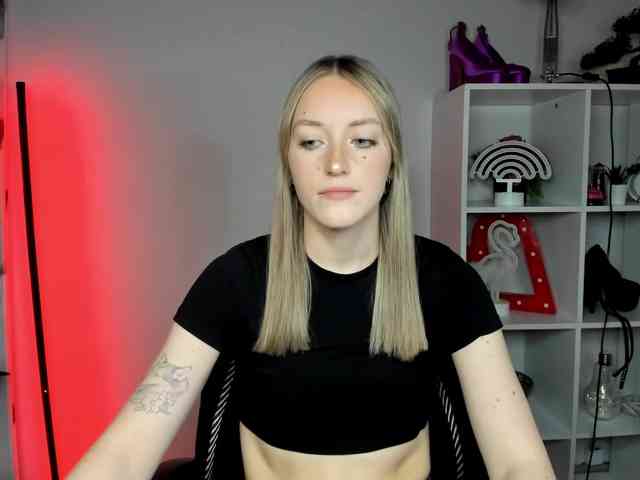 EvelynBlond26 webcam