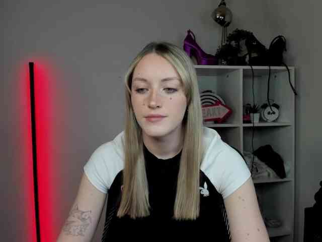 EvelynBlond26 webcam
